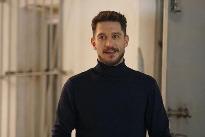 Pis Yedili genlik dizisnde canlandrd Can karakteriyle bilinen oyunculuk kariyerine adm atan Uraz Kayglarolu yllar iindeki deiimiyle herkesi artyor. genlik ylalrnda 140 kiloya kadar ulaan Kayglarolu doru bir vbeslenme plan ve spor ile 64 kilo verip 76 kiloya kadar dt.