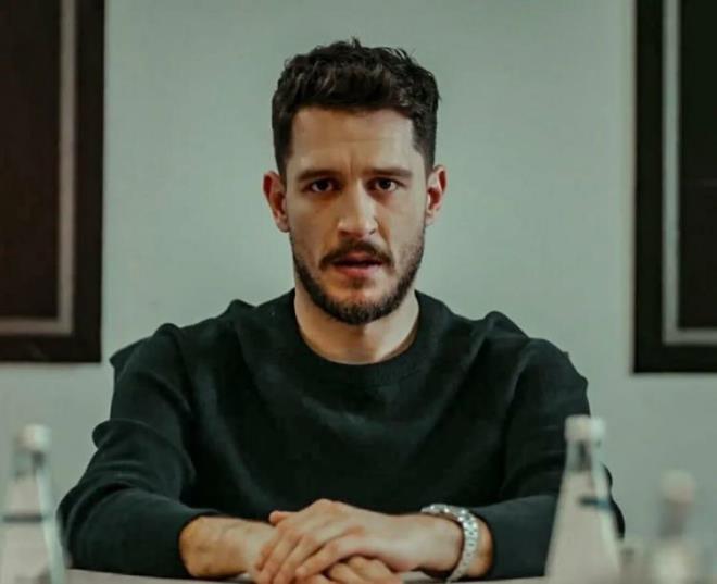 Kzyla ekilmi olduu fotoraflarla ve videolarla gndem olan oyuncu imdi de genlik fotoraflaryla da gndem oldu.