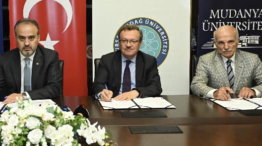 Gzel ilere imza atacaz<br>  Kuruluunu 11 Mart'ta tamamlayan Mudanya niversitesi Rektr Prof.Dr. Hasan Tosun da ok gen bir niversite olduklarnn altn izdi. Kamu kurumlar, belediyeler ve sivil toplum kurulular ile yapacaklar ortak almalarla Bursa?ya hizmet etmek istediklerini ifade eden Tosun, 'Bu yaptmz protokol, esas itibariyle toplumsal katky en st seviyeye karabilmenin yolu olacak diye dnyorum. Protokoln hepimiz iin niversitelerimiz iin yerel ynetimler iin ehrimiz ve lkemiz iin hayrl olmasn temenni ediyorum' diye konutu.