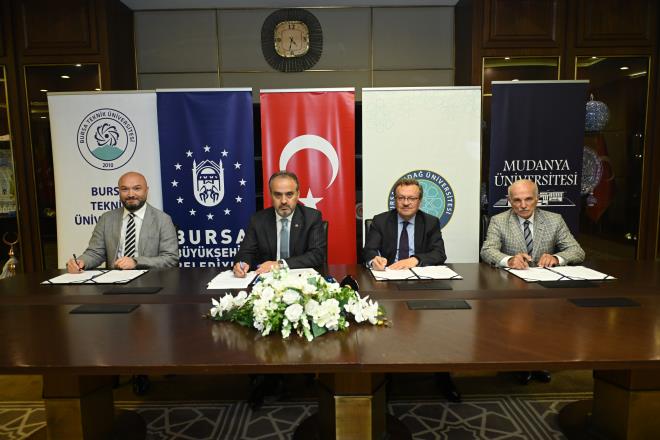 Bugne kadar gerek niversitelerin geliimi gerekse de niversiteli genlerin yaamn kolaylatracak pek ok projeye imza atan Bursa Bykehir Belediyesi, imdi de niversitelerin akademik gcnn kent yararna kullanlmas iin nemli bir ibirliine gitti. Kentleme, ulam, evre, salk, spor, sosyal, kltr, genlik, krsal, tarmsal hizmetler ile afet ynetimi ve kurumsal ynetim alanlarnda, ortak akademik temelli tespitler yapmak, proje gelitirmek ve uygulamak amacyla Bykehir Belediyesi ile Uluda niversitesi, Bursa Teknik niversitesi ve Mudanya niversitesi arasnda ibirlii protokol imzaland. Protokole Bykehir Belediye Bakan Alinur Akta, Uluda niversitesi Rektr Prof.Dr. Ahmet Saim Klavuz, Bursa Teknik niversitesi Rektr Yardmcs Prof.Dr. Beyhan Bayhan ile Mudanya niversitesi Rektr Prof.Dr. Hasan Tosun imza att.