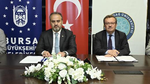 Topluma hizmet grevimiz<br>  Uluda niversitesi Rektr Prof.Dr. Ahmet Saim Klavuz ise niversitelerin iinde bulunduklar ehrin ve toplumun ortak akln temsil ettiini syledi. niversitelerin, eitim-retim faaliyeti, bilimsel ve teknolojik aratrma ve gelitirmeler, Ar-Ge faaliyetleri ve topluma hizmet gibi 3 temel grevi olduunu ifade eden Klavuz, 'Dolaysyla toplumumuzun hayatna dokunup, onlarn hayatn kolaylatrmak suretiyle topluma hizmet grevimizi ifa ediyoruz. Onun iin belediyelerimizden gelen her trl talebi istisnasz en ince detayna kadar yerine getirmek iin gayret gsteriyoruz. Eer bizim bilgi birikimimizle belediyenin frsat ve imkanlar bir araya gelirse bundan Bursa kazanl kar, lke kazanl kar' dedi.