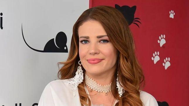 ESRA SNMEZER<br>    Getiimiz aylarda 10 yandkai ran kedisini kaybetmenin acsyla sarslan Esra Snmezer 20 yl aradan sonra ilk kez toplu tama kulland.    Snmezer, sosyal medya hesabndan yapt paylam, "Gidiyoruz. ok zevkli!" notuyla yapt.