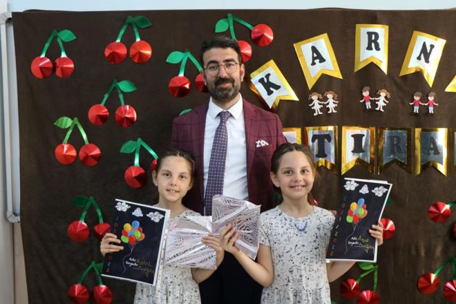 Ayn okulda renim grmelerine ramen karne notlarnn farkl olduunu belirten Mert ve Murat Yetik ise ?kizimle ayn okulda okumaktan mutluyum. Bizim karnemizdeki da notlar deiik geldi. Ben Murat Yetik takdir belgesi aldm, Mert ise teekkr belgesi ald? eklinde konutular.