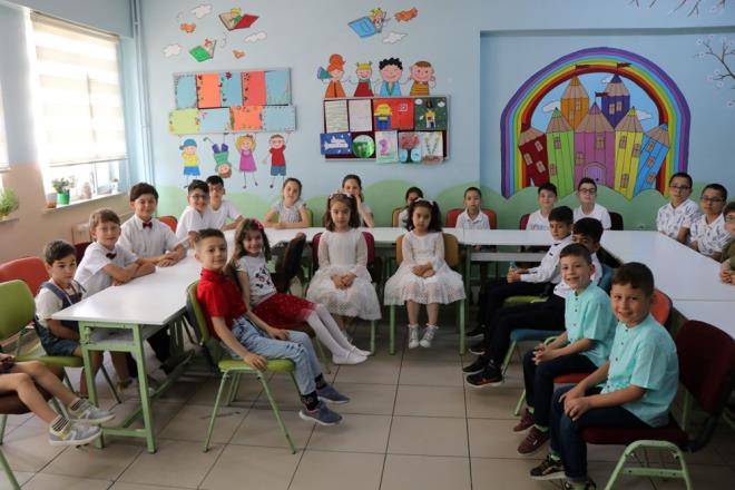 Samsun?da ayn okulda okuyan 17 ikiz ve 1 z renci karnelerini ald.