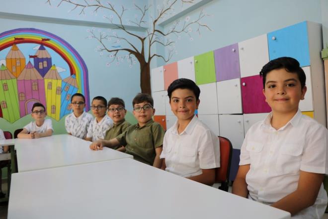 Bu kadar ikiz ve z rencinin ayn okulda olmasnn az rastlanr bir durum olduunu belirten Atakum le Milli Eitim Mdrl ube Mdr Hayrettin Tekin, ?Gerekten de ok ender grlen bir olay ile kar karyayz. Okulda 17 ikiz renci, 1 de z renci var. Bugn dzenlediimiz trenle okulumuzda bulunan 17 ikiz rencimizi karnelerini vererek, tatile uurladk? dedi.