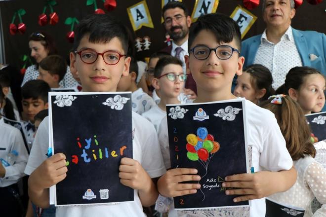 ?RETMENLERMZ BZE SESLENRKEN SMMZ KARITIRDILAR?    retmenlerinin de kendilerini tanmakta zorluk ektiini ifade eden 4. snf rencileri Demir ve nar Armal, ?kiz olarak ayn okul ve snfta okumak gzeldi. Karnemizi de beraber aldk. Daha nce bu kadar ikizi bir arada grmemitik. Bu renim srecinde retmenlerimiz de bizi kartrdlar. Hocalar bazen nar?a Demir, Demir?e nar diyorlard. Aldmz notlar da aynyd, karnemiz de birbiriyle ayn? diye konutular.