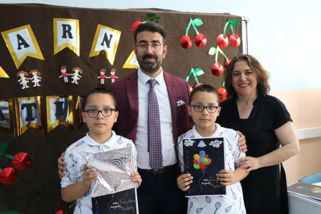 Dzenlenen trenle karnelerini alan renciler, kendileri de ikiz ve z olmalarna ramen hayatlarnda ilk kez bu kadar ikiz renciyi bir arada grdkleri iin akn olduklarn syledi.