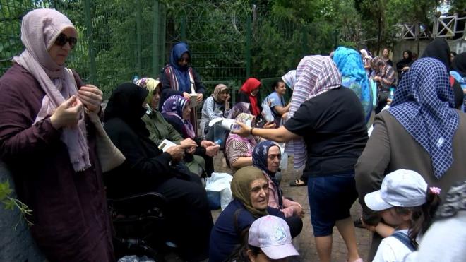 Trbeye gelen renciler ve aileler 'snavda baarl olmak' iin dualar ederken, getirdikleri eker ve tespihleri de evredekilere datt.