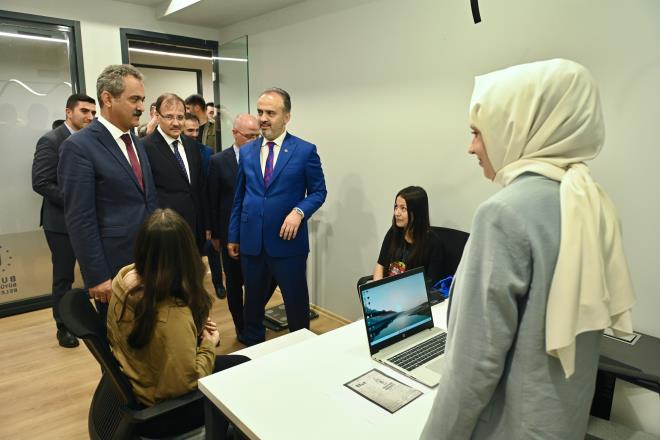 Mesleki eitimle ilgili Bursa?dan gzel haberler aldklarn dile getiren zer, ?Yeni projelerle Bursa'daki yatrmlarmz desteklemeye devam edeceiz. Genlerimize ne yapsak az. Toplum olarak son zamanlarda genlerimizden ok ikayet etmeye baladk. Onlar X,Y,Z diye blmeye baladk. Genlerimiz, vatan ve milleti iin her trl fedakarl yapmakta, eitimden geri kalmamakta, igc piyasasnda da fedakarlk yaparak lkenin kalknmasnda destek vermektedir. Bazen canmz skan, bizi rahatsz eden grntler, problemler yaanyor. Ama bunun ok istisnai durum olduunu bilerek, genlerimize gvenerek onlara sunduumuz imkanlar srekli arttrmalyz. te bu Genlik Merkezi de bunlardan bir tanesidir. Genlerimizin eitim dnda vakitlerini geirebilecekleri ktphaneler, genlik merkezleri, kltr, sanat, sporla ilgili merkezler arttka greceiz ki iddia edildiinin aksine devletiyle ilgili sorunu olmayan, toplumunu seven genler baar hikayeleri ortaya koyacaktr. Yeter ki genlerimize gvenelim. Milli Eitim Bakanl olarak genlerimize gveniyoruz ve genlerimizin daha nitelikli eitim almas iin imkanlarmz seferber ediyoruz. Belediyelerimizin de bu tr almlaryla genlerimizi hi yalnz brakmayacaz. Vatan Genlik Merkezi hayrl olsun? diye konutu<br>  Konumalarn ardndan al kurdelesini kesen Bakan zer ve protokol yeleri daha sonra Vatan Genlik Merkezi?ni gezdi.