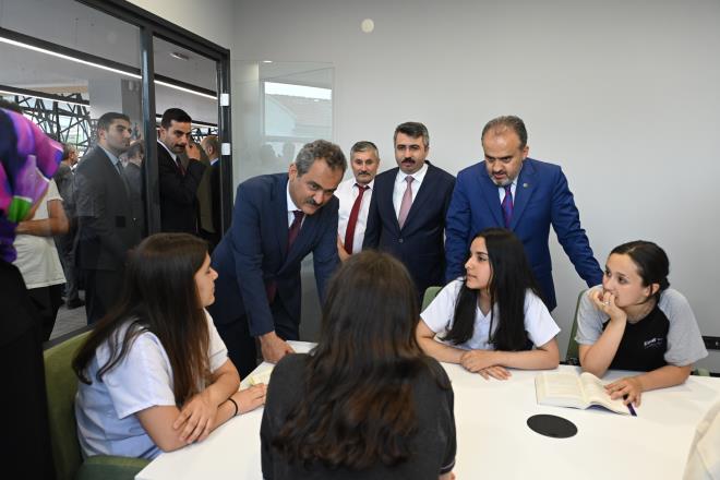 Gelecee hazrlyoruz<br>  Bursa Bykehir Belediye Bakan Alinur Akta, belirledikleri ana konu balklarndan bir tanesinin de genlik hizmetleri olduunu belirterek, genleri hayata en iyi ekilde hazrlamak iin uygun altyapy sunmaya altklarn syledi. Getiimiz yl Cumhurbakan Recep Tayyip Erdoan?n elinden ?Gen Dostu ehir? dl aldklarn da hatrlatan Bakan Akta, ?Genlik merkezleri, millet kraathaneleri, cretsiz internet imkanlar salyoruz, yeni ktphaneler ayoruz. Deniz kamplar, izcilik ve doa kamplar, atlye almalar, enlikler, festivaller, konserlerle genlerimizi gelecee hazrlyoruz. niversiteye hazrlanan genlerimize deneme kitapklar, soru bankalar ve YGS kurslar ile destekler veriyoruz. niversite rencilerimize burs veriyoruz. niversite kampslerinde sabah orba emeleri ile genlerimizin yanndayz. rencilere aylk 70 liralk abonman kart ile Trkiye'nin en ucuz ulam imkann salyoruz. Biz genlerimizin hayatn kolaylatrmaya alyoruz. Vatan Genlik Merkezi de blge iin nemli bir ihtiyat. Geleceimiz olan, lkemizin gelecei olan genlerimize bir dokunalm, onlarn hayatlarna bir deer katalm istiyoruz? dedi.