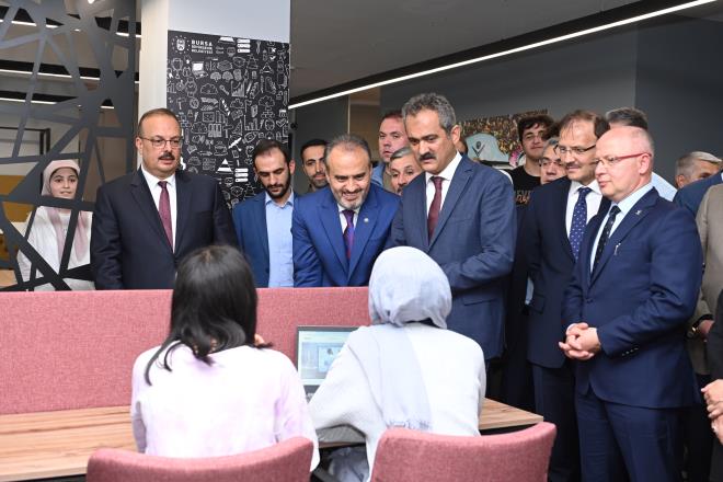 Baar hikayeleri bekliyoruz<br>  Milli Eitim Bakan Mahmut zer, Osmanl?nn mayaland ve gnl corafyasnn nemli ehirlerinden olan Bursa?da bulunmaktan duyduu memnuniyeti dile getirdi. Bursa?nn eitimiyle ilgili hibir sknt kalmadn belirten Bakan zer, Bursa?nn eitim alannda baar hikayeleri duymay, Trkiye?ye rnek olacak projeleri duymay beklediklerini ifade etti.