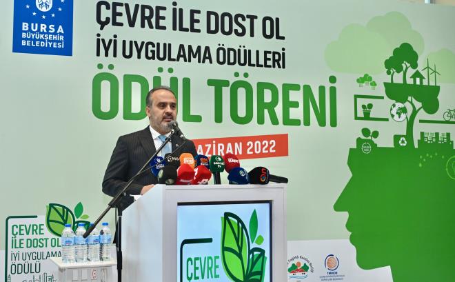 klim deiiklii ile mcadele kapsamnda Bursa'da rnek yatrmlar hayata geiren Bykehir Belediyesi'nin kentteki iyi evre uygulamalarn n plana karmak amacyla dzenlendii evre le Dost Ol yi Uygulama dlleri Yarmas'nda sre dl treniyle tamamland. evrenin korunmasna ynelik srdrlebilir projelerin tevik edilmesi, atk ve israfn nlenmesi, oluan atklarn kaynanda ayr toplanmas, geri dnm ile hammadde ve enerji tasarrufunun salanmas iin dzenlenen ve toplam 106 kurum ile kuruluun bavurduu yarmada 82 bavuru n deerlendirmeyi geti.