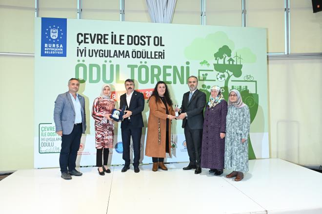 dll projeler<br>  zgnlk, katlmclk, topluma yararllk ve srdrlebilirlik gibi kriterleri incelenen adaylar arasndan Eitim Kurumlar kategorisinin birincisi 'Atk Alminyum Polietilen (Tetrapak) ve Pirina Kullanlarak retilen Polimer Kompozitlerin Mekanik Davranlarnn Belirlenmesi' projesi ile Gemlik Hisar Anadolu Lisesi oldu. itli Nihat Korkmaz Ortaokulu 'Atk Ahaptan Aksesuara Yolculuk' projesi ile ikinci olurken, Yeniehir Gevher Nesibe Mesleki ve Teknik Anadolu Lisesi 'Doay Koruyorum Atk Yalardan Sabun Yapyorum' projesi ile nclk elde etti. Nilfer Borsa stanbul Fen Lisesi de ?Ekolojik Okul' projesi ile Jri zel dl almaya hak kazand.