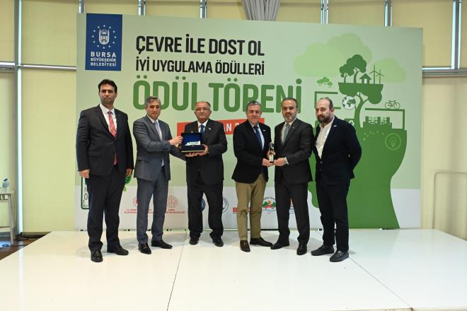 Her alanda 'yeil' Bursa<br>  dl treninde konuan Bursa Bykehir Belediye Bakan Alinur Akta, kresel snmaya bal yaanan iklim deiiklikleri ile hava, su ve toprak kirlilii gibi evre problemlerinin gnmzde dnyann nemli gndem maddesi olduunu syledi. klim deiiklii ile ilgili farkndaln topluma yaylmas ve bilin dzeyinin artrlmasnn byk nem tadn ifade eden Bakan Akta, 'Bursa?mzn her geen gn daha yaanabilir ve salkl hle gelmesi iin almalarmz srdryoruz. Hedefimiz, doas ile anlan Bursa'y her alanda yeil olarak tantmaktr. Bu zelliimizi daha da glendirmeliyiz. 'evre ile Dost Ol yi Uygulama dlleri Yarmas' ile Bursa'da evre alannda yaplan iyi uygulamalarn zendirilmesi ve evresel farkndaln artrlmasn hedefledik. Bu projelerin ortaya kartlarak paydalar arasnda sinerjinin oluturulmas, kentimizin evre ve yaam kalitesinin gelitirilmesi nemlidir. Sanayi ile byyen, sanayi ile gelien ama yeil zelliinden hibir ey kaybetmeyen, aksine bu zelliini daha da belirginletiren Bursa olma hayaliyle, paydalarmza ve destek veren kurululara gnlden teekkr ediyorum' diye konutu.