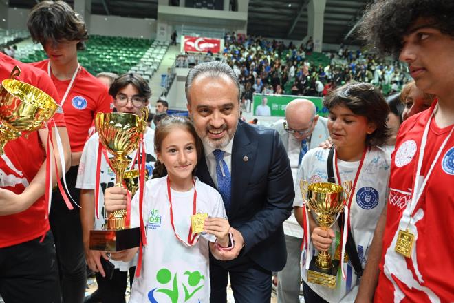 Bu yl 250 bini at<br>  Bursa l Milli Eitim Mdr Vekili Mustafa Bilici de bu etkinliklerle ocuklarn hem bo zamanlarn deerlendirdiini hem de spor yapma alkanl kazandn syledi. Sporun fiziksel ve ruhsal ynden ocuklarn geliimine nemli katklar saladn belirten Bilici, ?Artk geleneksel hale gelen ve katlmnn her yl artarak devam ettii etkinlikte, bu yl da 250 bini akn rencimizi sporla buluturduk. Bursa Bykehir Belediyemiz her zaman rencilerimize destek oldu, olmaya da devam ediyor. Bu konuda bata Bakanmz Alinur Akta olmak zere emee geenlere teekkr ederim? diye konutu.  <br>Tren, etkinliklere katlan rencilere kupa ve madalyalarnn verilmesiyle son buldu.