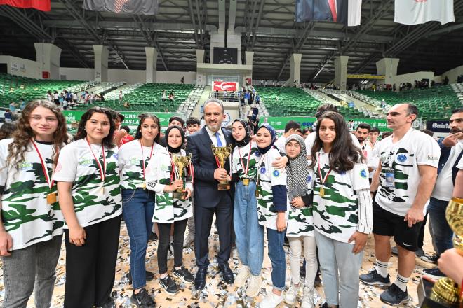 Yeni tesisler geliyor<br>  Trende konuan Bursa Bykehir Belediye Bakan Alinur Akta, Bykehir Okul Spor Etkinlikleri?nin her sene artan heyecanla devam ettiini syledi. Hazrlklar aylar ncesinden balayan srete farkl branlarda zel ocuklar da dahil olmak zere bir ok msabaka yapldn hatrlatan Bakan Akta, ?Hangi dalda eitim alrsanz aln, ileride hangi ii yaparsanz yapn, muhakkak bir spor ya da sanat dalyla ilgilenin. Etkinliklerle size vermek istediimiz mesaj bu. Biz de yeni spor alanlar, yzme havuzlar ve spor salonlaryla heyecannza altyap oluturmaya alyoruz. Spor bakanmz buraya geldiinde, yeni bir protokol yaptk. nann, Bursa'da ok daha yeni tesisler yaplacak. te onlar sizler kullanacaksnz. O yzden de eitim-retim hayatnz devam ederken, ltfen spordan uzak kalmayn. Etkinliklerimize katlan tm retmen ve rencilerimize yrekten teekkr ediyorum? dedi.