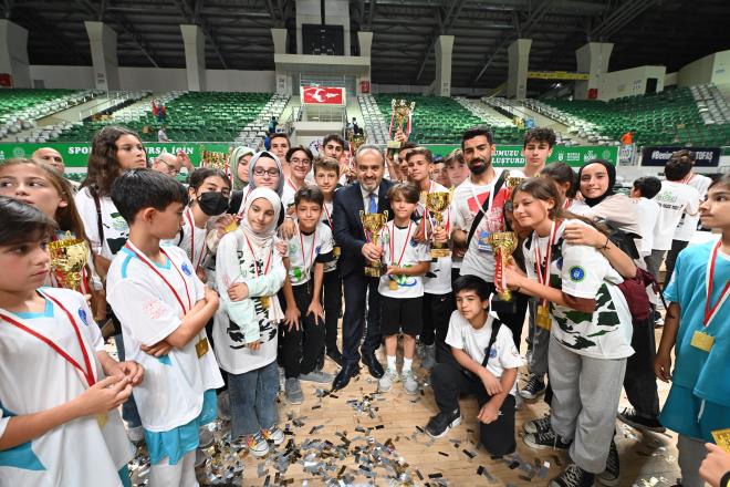 Salkl ehir Bursa?da ocuklar sporla buluturan Bykehir Okul Spor Etkinlikleri (BOSE) dl ve kapan treni, cokuyla gerekletirildi. TOFA Spor Salonu?nda dzenlenen trene, sporcu rencilerin dl heyecan damgasn vurdu. Bykehir Belediye Bakan Alinur Akta, Genlik ve Spor l Mdr Rahmi Aksoy, l Milli Eitim Mdr Vekili Mustafa Bilici ile AK Parti l Bakan Davut Grkan da bu heyecanl gnlerinde rencileri yalnz brakmad. rencilerin yl boyu gsterdikleri performansn madalyalar ile talanaca tren, Bando Roll Grubu?nun mzik leni ile balad. Etiyopya Akrobasi Grubu, palyao ve illzyon gsterisi de renciler tarafndan beeniyle izlendi.