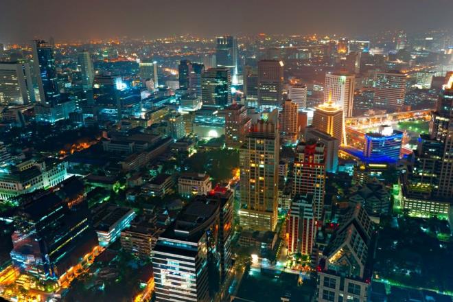 niversite aratrma ekibi, inceledikleri kiilerin minimalist beton, cam ve metal kentsel peyzajn varyasyonlarna nasl tepki verdiini test etmek iin sanal gereklik (VR) kulland.    36 katlmc, gz izleme zellikli bir sanal gereklik bal takan bir laboratuvarda incelenen blgelerde yrrken, aratrmaclar, parlak sar, pembe gibi renkler koyup yol zerinde zt, keli desenler kombinasyonlar ekleyerek evrelerini deitirdiler.