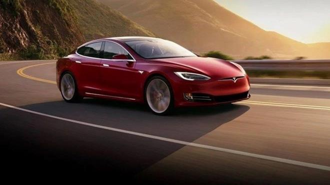 Raporda, Alman otomobil devinin nmzdeki birka yl iinde daha fazla modeli sata sunmasnn da beklendii belirtilirken, Tesla'nn ise Volkswagen?e kyasla snrl model yelpazesi nedeniyle rekabette geri plana decei vurguland.