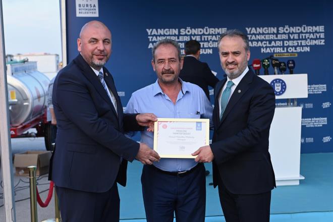 tfaiyeye yatrm sryor<br>  Yeni aralarn hizmete alnmas treninde konuan Bursa Bykehir Belediye Bakan Alinur Akta, itfaiye tekilatnn daha da glenmesi iin yatrmlarn devam ettiini kaydetti. Yatrm plan ierisindeki 15 yeni aracn ksa srede filoya dahil edileceini ifade eden Bakan Akta, bu yl iin planlanan 85 kiilik itfaiye eri memur alm almalarnn ise srdn, Karacabey tfaiye Grubu binas ihalesinin tamamlandn ve inaatna balandn syledi. Orhaneli, Bykorhan, Keles ve Harmanck itfaiye grubu binalarnn ihale srecinin devam ettiini belirten Bakan Akta, ?tfaiye hizmetleri, sadece yangn olarak dnlmemeli. Getiimiz yl 19 bin 166 olaya mdahale edildi ve bunlarn 9 bin 224? yangnd. Temennim odur ki itfaiye personeli arkadalarmz sadece nbetini beklesin. Herhangi bir yangna ve benzeri konuya mdahale etmek zorunda kalmasn. Amacmz; milletin malna, malzemesine, ormanlarmza, hayvansal deerlerimize, tarmla alakal deerlerimize herhangi bir halel gelmesin. Gl bir itfaiye tekilatmz var, daha da gleniyoruz. zellikle sanayileen Bursa'ya yakr itfaiye tekilat olmaya alyoruz. zellikle getiimiz yl ekibimiz, Akdeniz'den Ege'ye orman yangnlarna mdahale noktasnda, yine BUSK ile birlikte Karadeniz'deki sel felaketlerinde, mthi bir performans gsterdiler. Tm arkadalarm yrekten kutluyorum' dedi.