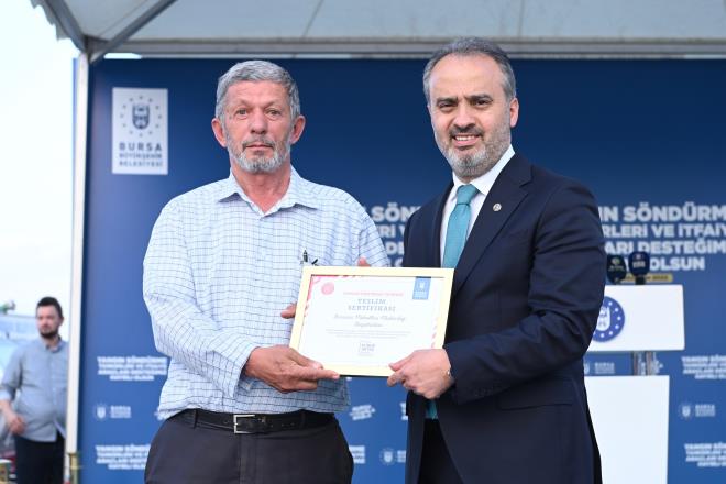 Bursa Bykehir Belediyesi halkn can ve mal gvenliini dorudan ilgilendiren en nemli hizmetlerden biri olan itfaiye tekilatn her geen gn glendiriyor. Son olarak, zellikle krsal mahallelerde olas yangnlara mdahale iin alnan 25 adet traktr arkas yangn sndrme su tankeri ile ikisi merdivenli 7 itfaiye arac daha hizmet filosuna dahil edildi.