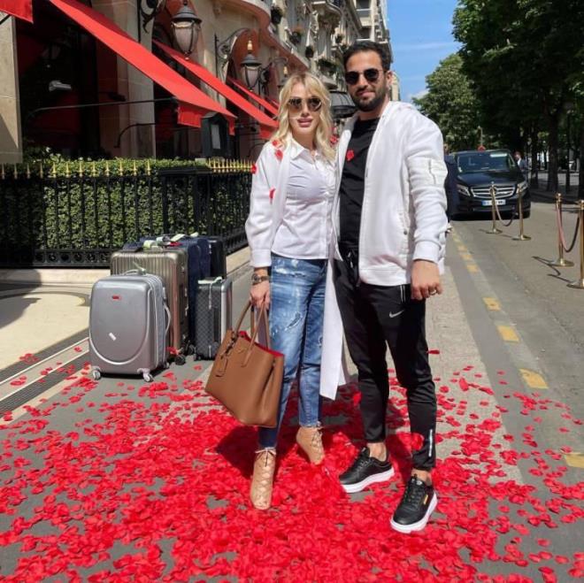 Sayan bunun iin stanbul Aile Mahkemesi?nin yolunu tuttu.  <br>  Seda Sayan?n isminin nfus kaytlarnda ?Aysel Grsaer? olarak getiinin anlatld dava dilekesinde, ?Mvekkilim, alar kten ile evlendikten sonra nfus kaytlarnda soyad ?Grsaer kten? olarak deimitir. Bu da resmi ilemlerde sorun yaratmaktadr. Mvekkilim, ilerinden dolay kzlk soyad olan ?Grsaer?i kullanmak istemektedir.