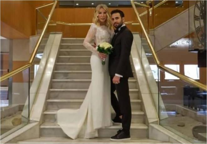 60 yandaki arkc ve sunucu Seda Sayan, geen nisan aynda meslekta alar kten?le (35) evlenmiti.    iftin mutlu ilikisi devam ederken, ilgin bir karar alnd.