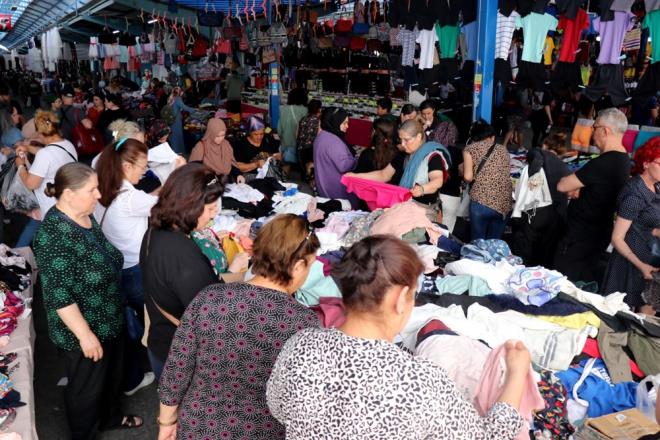 Al��veri� merkezleri, sokak aralar�ndaki mahalle bakkal� ve kasaplar�na kadar al��veri� yapan turistlerin en �ok ilgi g�sterdi�i yerler ise kent pazarlar� oluyor.