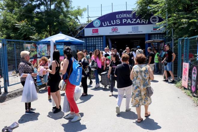 "ESNAFIN DA ���NE GEL�YOR"    D�vizin y�kselmesinin olumlu olmamas�na ra�men i�lerine olumlu yans�d���n� s�yleyen Barmanbay, "Bulgar birisinin paras� �u anda 9 lira band�nda. Bir de bunun yurt d���nda olanlar� var. Yani Bulgaristan'�n da gurbet�ileri var. Di�er Avrupa �lkelerinde �al���p, orada 2 bin euro al�p, kendi �lkesinde 4 bin leva yap�p, o 4 bin leva'y� da �lkemize getirerek harcamas� onlar�n da i�lerine geliyor. Edirneli esnaf�n da i�ine geliyor" dedi.