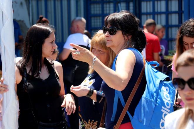 Edirne'yi Tan�tma ve Tava Ci�er Kalite Koruma Derne�i Ba�kan� Bahri Dinar da may�s ay� ile turizm sezonunun daha da hareketlendi�ini belirtti.    D�nar �u �ekilde konu�tu:    "D�nyan�n en �ok tarihi eser bar�nd�ran kentlerinden bir tanesi ama s�n�r kenti olman�n verdi�i avantajla da Bulgar turistler �ok geliyorlar. Tabi bu durum Edirne ekonomisine �ok b�y�k katk� sa�l�yor" de�erlendirmesinde bulundu.