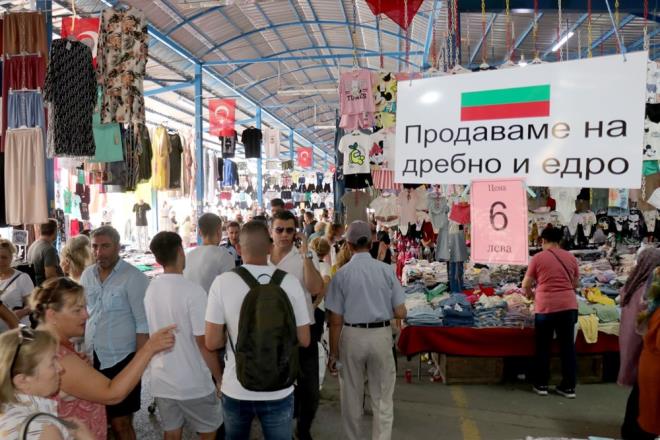 HAFTA SONLARI 10 B�N TUR�ST GEL�YOR    Z�caciyeden k�rtasiyeye, g�dadan elektroni�e bir�ok ihtiyac�n� Edirne'den kar��layan turistler, turizm sezonunun da ba�lamas�yla kent ekonomisine katk� sa�l�yor.    Edirne Ticaret ve Sanayi Odas� rakamlar�na g�re, kente hafta sonlar� 10 bin Bulgar turist geliyor.