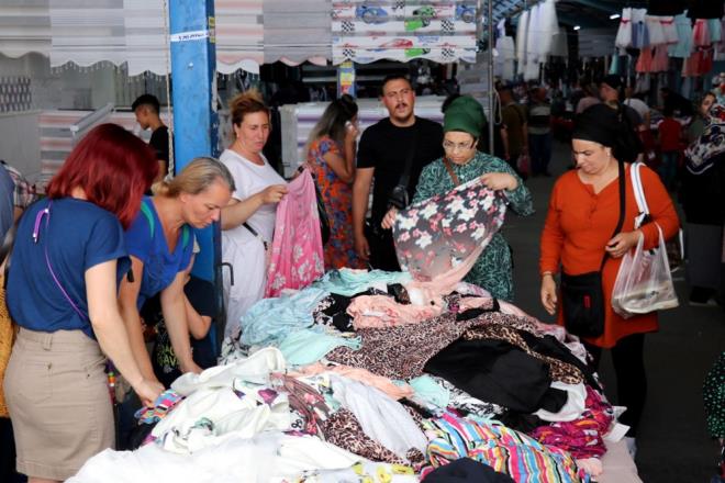 Pandemi sonras� her ge�en g�n say�lar� artan turistler, �lkelerinden d�zenlenen al��veri� tur otob�sleri ve ara�lar� ile kente geliyor.