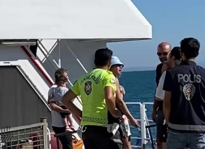 Av�a-Marmara Adas�-Yenikap� seferini yapan �DO feribotu, yolcular aras�nda ��kan koltuk kavgas� nedeniyle kalk�� yapt��� iskeleye geri d�nd�.