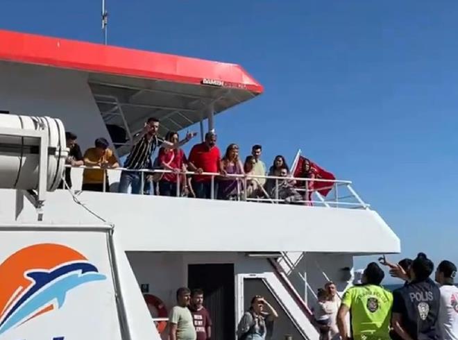 Bunun �zerine deniz otob�s�, kalk��tan k�sa s�re sonra iskeleye geri d�nd�.