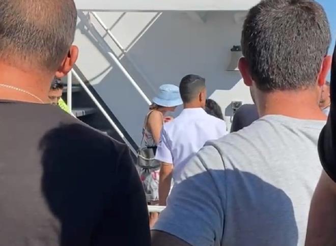 Berna T., ifadesi al�nmak �zere emniyete g�t�r�l�rken, deniz otob�s� de 2 saat gecikmeyle hareket etti. Ya�ananlar, yolcu taraf�ndan cep telefonu kameras�yla kayda ald�.