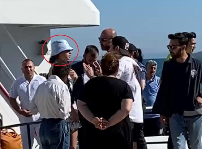 Olay, hafta sonu Marmara il�esinde meydana geldi. Av�a-Marmara Adas�-Yenikap� seferini yapan, �DO?ya ba�l� 'Salih Reis-4' isimli deniz otob�s�nde Berna T. isimli yolcu, koltuk tart��mas�nda sinir krizi ge�irdi.