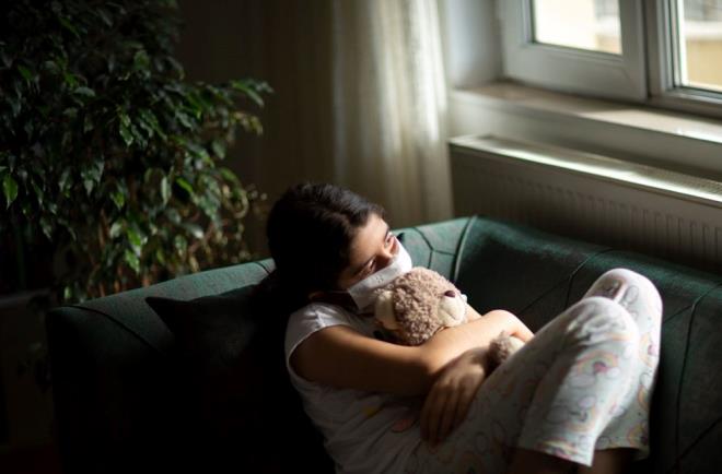 Karantina s�recinde en yayg�n g�r�len zihinsel sa�l�k sorunlar�n�n anksiyete ve depresyon oldu�unu vurguland�.    Raporda, '�rne�in, Covid pandemisi s�ras�nda uygulanan k�s�tlamalar, sosyal izolasyon, kopukluk ve gelecekle ilgili belirsizlikten kaynaklanan stres, endi�e veya depresyon dahil olmak �zere bir�ok ki�i i�in �nemli zihinsel sa�l�k sonu�lar� do�urdu? ifadeleri yer ald�.