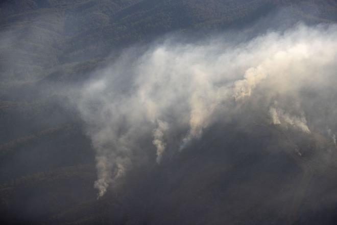 R�ZGARLAR SERT ESECEK    NTV Meteoroloji Uzman� Dilek �al��kan, ''Bug�n ve yar�n r�zgarlar sert (25-30 km) esecek. R�zgar�n h�z� yang�n tehdidi olu�turuyor'' dedi.     Cuma g�n�ne de dikkat �ekerek uyar� bulunan �al��kan, ''Ekstra s�cak ve kuru r�zgarlar bekleniyor'' diye konu�tu.     �te yandan, Marmaris'teki yang�n ge�en sene g�nlerce s�ren orman yang�nlar�n� ak�llara getirdi.     �al��kan, ''�nceki y�lda yang�nlara neden olan r�zgar bamba�kayd�. �u anki r�zgar b�lgenin hakim r�zgar� ancak sert esiyor'' a��klamas�nda bulundu.