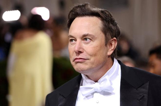 Video ieriklere deinen Musk, TikTok'taki video sistemini de vd. TikTok'ta baz videolar saldrgan bulduunu sylese de Musk platformun genel olarak skc olmadn vurgulad.    Video ierik reticilerinin Twitter'da olduunu belirten Musk bu kiilerin Youtube ieriklerini Twitter'da tanttna deindi. Yani Twitter'n bir ynlendirme platformu olduunu syleyen Musk bunlarn hepsini ayn platformda salamay dnyor.     Yani yaknda Youtube gibi Twitter da ierik reticilerine para demeye balayabilir.