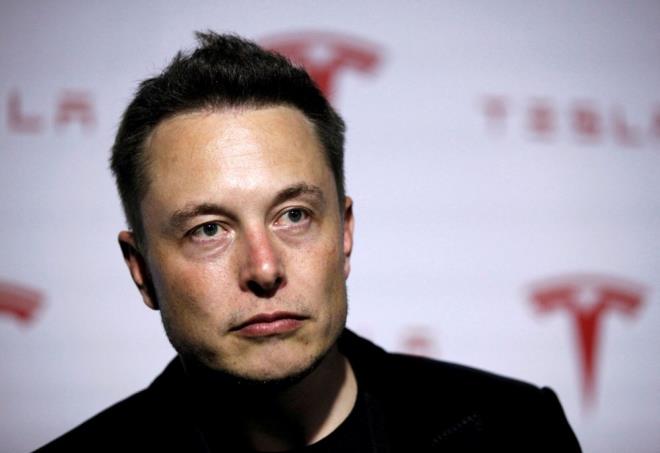 Elon Musk, Twitter alanlarna, irketin 1 milyar kullancya ulama hedefine ulamak istiyorsa WeChat ve TikTok gibi olmas gerektiini syledi.    alanlarn en ok merak ettii ite karma konusu da gndeme geldi. Musk, Twitter'da giderlerin gelirleri atn belirterek irketin kara gemesi gerektiini syledi. Srdrlebilirlie vurgu yapan Musk, Twitter'n kar etmemesi halinde byyemeyeceini ve hayatta kalamayan aktard.