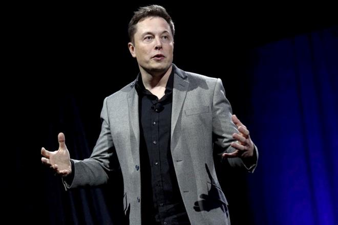 Elon Musk, Twitter alanlaryla ilk soru-cevap blmnde Twitter'n 1 milyar kullancya ulama vizyonunu paylat. Bu say Twitter kullanclarnn drt katna kaca anlamna geliyor. Musk ilk aamada sahte hesaplarn da silinmesi gerektiini bildirdi.     Musk i vizyonundan bahsederken konuyu bir ara SpaceX ve Mars'ta yaama ve uzayllara kadar getirdi.    CEO olup olmayaca merak edilen Musk, nvanlar nemsemediini belirtti ama irketinde istedii eylerin yaplmasn beklediini syledi.