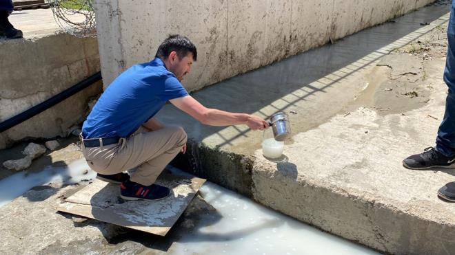 zmit Krfezi Deirmendere sahili blgesinde dereden beyaz renkte bir sv dkldn fark edenler durumu belediyeye bildirdi.