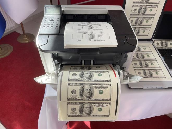 Dairede yaplan aramalarda 3 milyon dolarlk sahte dvizin yan sra bilgisayar ve yazc dzenei, para sayma makinesi, serigrafi tezgah, kzltesi para kontrol cihaz ile sahte para basmnda kullanlan eitli malzemeler ele geirildi.