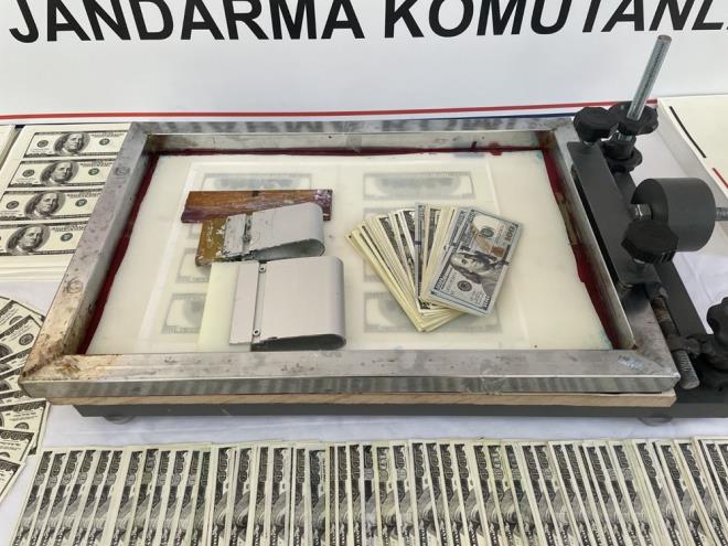 l Jandarma Komutanl ekipleri, yurt ii ve yurt dnda piyasaya srmek zere sahte dolar imal ettii deerlendirilen bir phelinin yakalanmas iin alma yrtt.