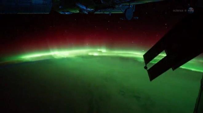 te yandan Ulusal Okyanus ve Atmosfer daresi'nin (NOAA) gne patlamalarn ve dier patlamalar izleyen Uzay Hava Tahmin Merkezi, Dnya iin herhangi bir aurora uyars yaynlamad.