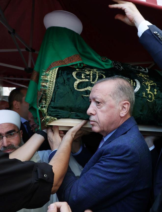 Cenazeye Cumhurbakan Recep Tayyip Erdoan, Diyanet leri Bakan Ali Erba ve  baz bakanlar da katld.