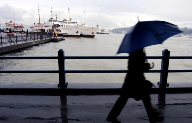 AKDENZ    Paral, yer yer ok bulutlu, blge genelinin yerel saanak ve gk grltl saanak yal geecei tahmin ediliyor. Yalarn, Dou Akdeniz ve Isparta evreleri ile Burdur'un dou, Antalya'nn kuzey evrelerinde yerel kuvvetli olmas bekleniyor. Rzgrn, Bat Akdeniz kylarnda kuzeybatdan, Dou Akdeniz'de gneybatdan kuvvetli (40-60 km/sa) esmesi bekleniyor.    ADANA C, 33C - Paral, yer yer ok bulutlu, le saatlerinden itibaren yerel kuvvetli saanak ve gk grltl saanak yal    ANTALYA C, 33C - Paral, yer yer ok bulutlu, kuzey evreleri yerel kuvvetli olmak zere, il geneli saanak ve gk grltl saanak yal    HATAY C, 33C - Paral, yer yer ok bulutlu, le saatlerinden itibaren saanak ve gk grltl saanak yal geecei tahmin ediliyor. Yalarn, akam saatlerinde yerel kuvvetli olmas bekleniyor.    MERSN C, 30C -Paral, yer yer ok bulutlu, le saatlerinden itibaren i kesimleri yerel kuvvetli olmak zere il geneli saanak ve gk grltl saanak yal