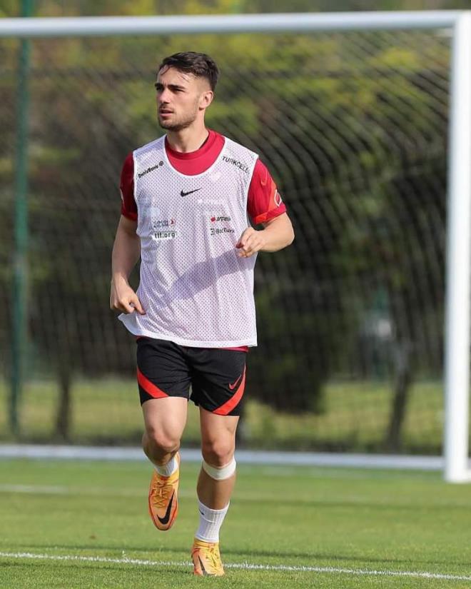 Babasna telefon alan Akgn, annesi hakknda ise syledikleriyle hayranlarn alatt:     " Biz petekleri olmayan buz gibi evde oturuyorduk, annem mutfakta donuyordu sobal evde, annem hngr hngr alad. Anne duas alyorum ok mutluyum."