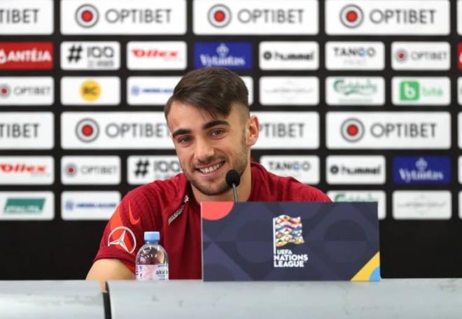 imdilerde Milli takmda da yer alan oyuncu ailesiyle beraber tatil yapyor.