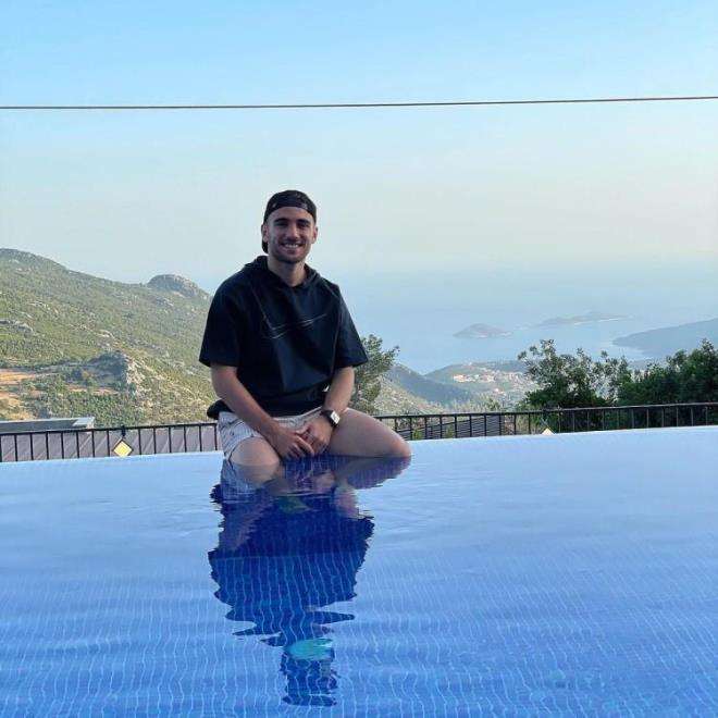 Yoksul bir aileden geldiini syleyen Akgn, ok zor artlar altnda eitim hayatna devam ettiini belirtti.